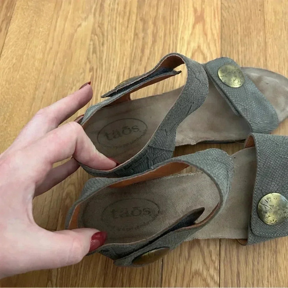 Taos Women’s Carousel 2 Grey Strappy Suede Wedge Sandals Women’s Size 9-9.5 - Picture 8 of 10